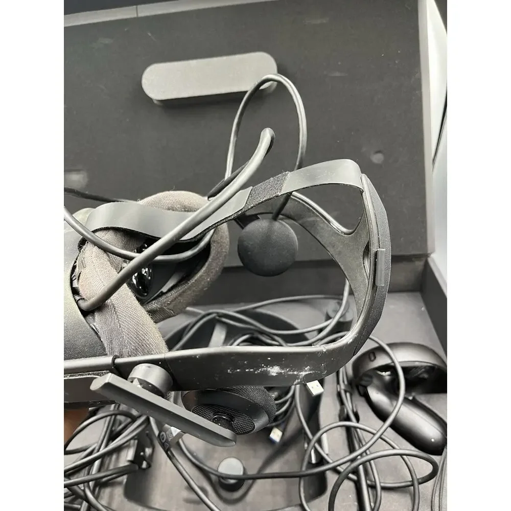 Oculus Rift CV1 Headset With 2 Base Stations And Controllers + Cable (Full Set)